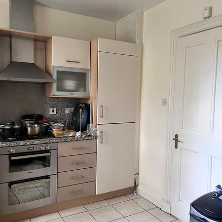 Private Room In Charming Detached House In Newington EDI Buitenkant foto